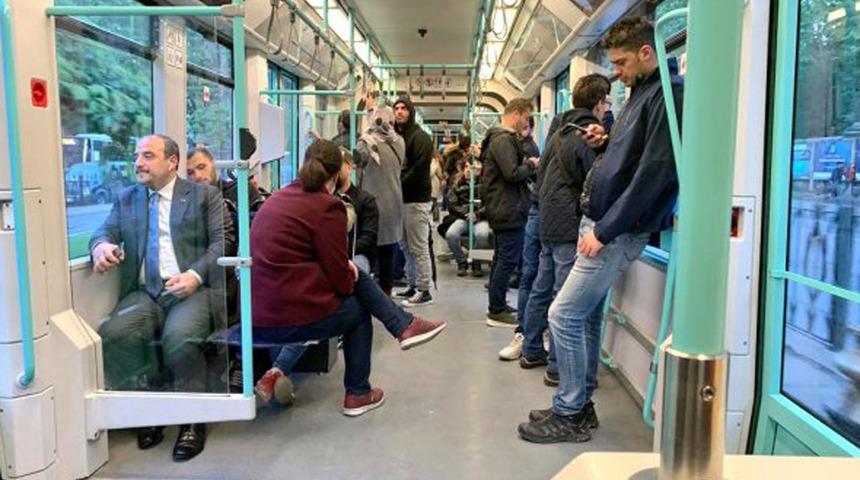 Bakan Mustafa Varank tramvayda yolculuk etti! Sosyal medyada hızla yayıldı