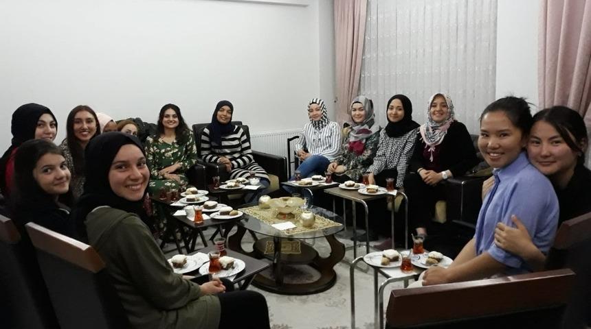 Bir sofrada kocaman bir d&uuml;nya