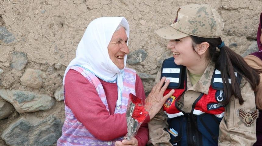 Jandarma k&ouml;y k&ouml;y gezerek anneler g&uuml;n&uuml;n&uuml; kutladı