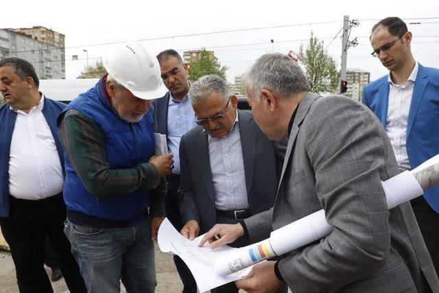 Başkan Büyükkılıç, hem belediyede hem de sahada