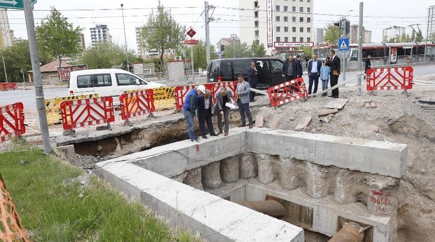 Başkan B&uuml;y&uuml;kkılı&ccedil;, hem belediyede hem de sahada