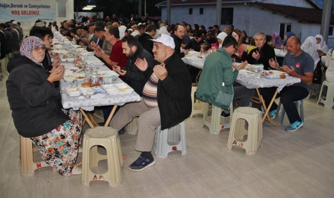 &Ccedil;an&rsquo;da Ahlatlıburun k&ouml;y muhtarlığından iftar yemeği