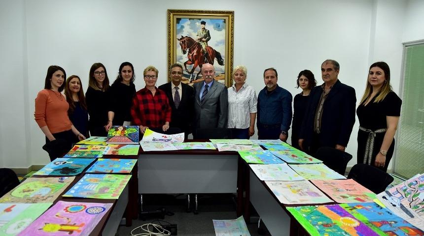 Miniklerin hayvan sevgisi resme d&ouml;k&uuml;ld&uuml;