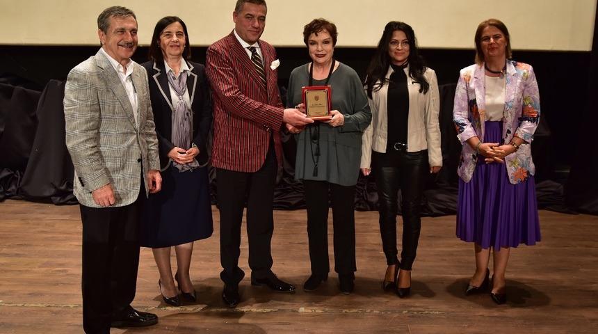 &rsquo;2 Yaka Yarım Aşk&rsquo; beğeni topladı