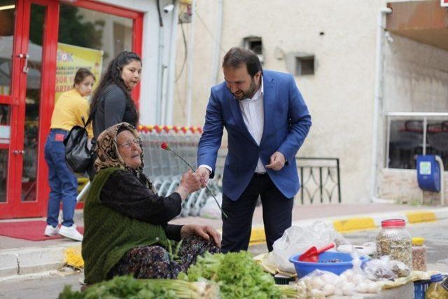 Akseki Belediye Başkanı Özkan, annelere karanfil dağıttı