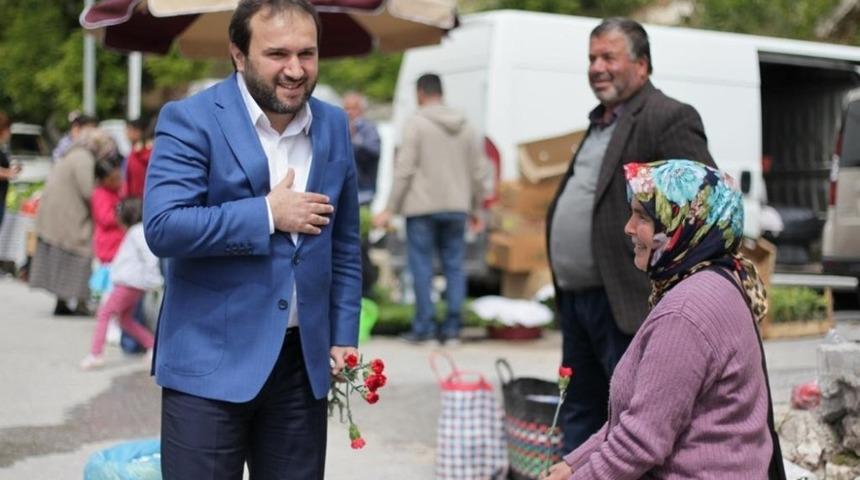 Akseki Belediye Başkanı &Ouml;zkan, annelere karanfil dağıttı