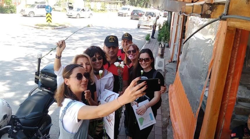 Ceza yiyeceklerini sanan annelere jandarmadan &ccedil;i&ccedil;ek