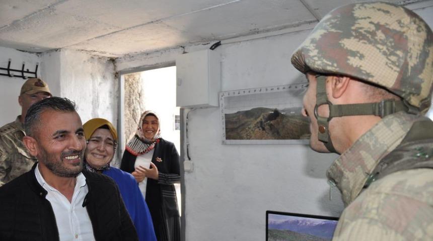 Mehmetçiğe Anneler Günü sürprizi! Görünce inanamadı