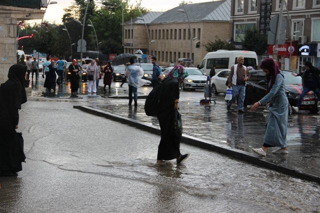 Erzurum’da sağanak bir anda bastırdı