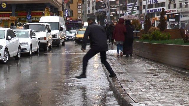 Erzurum’da sağanak bir anda bastırdı