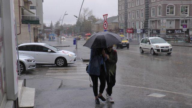 Erzurum’da sağanak bir anda bastırdı