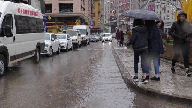 Erzurum’da sağanak bir anda bastırdı