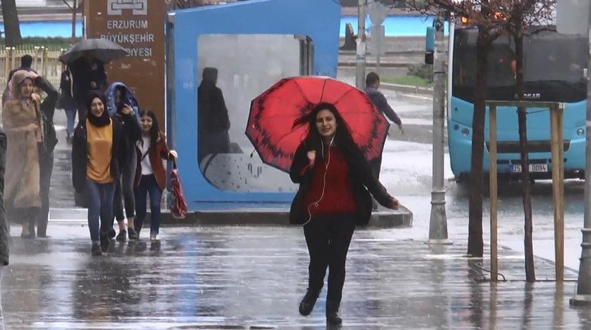 Erzurum&rsquo;da sağanak bir anda bastırdı