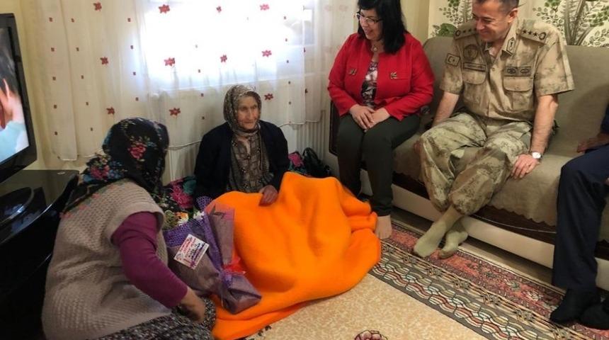 Jandarma 110 yaşındaki anneyi unutmadı