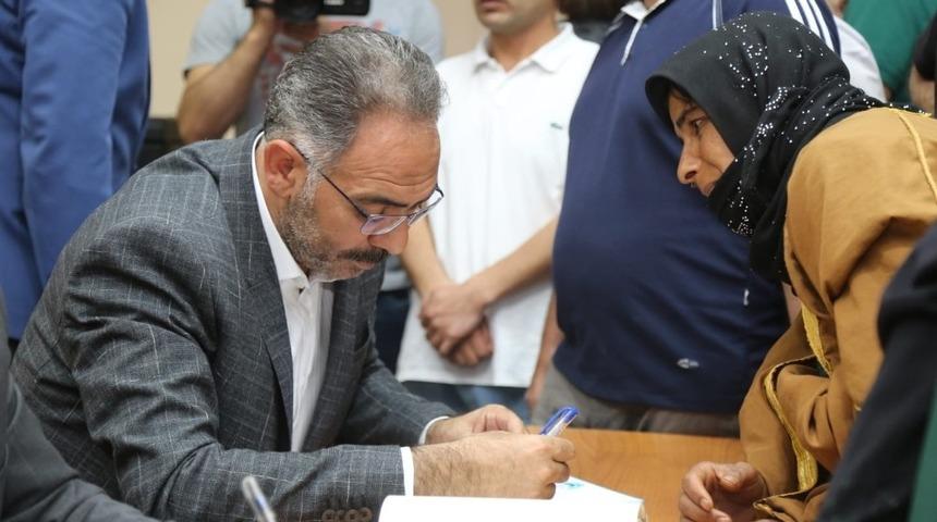 Kuş  halk g&uuml;n&uuml;nde vatandaşlarla bir arya geldi