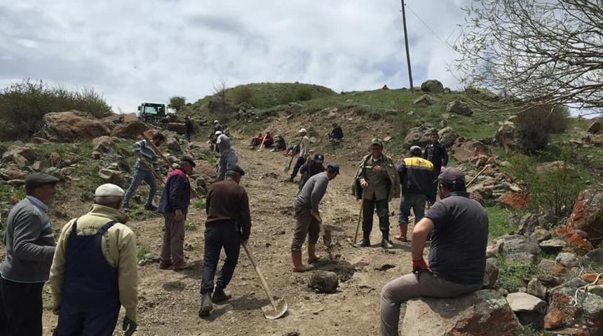 İmece usul&uuml; yol temizlediler