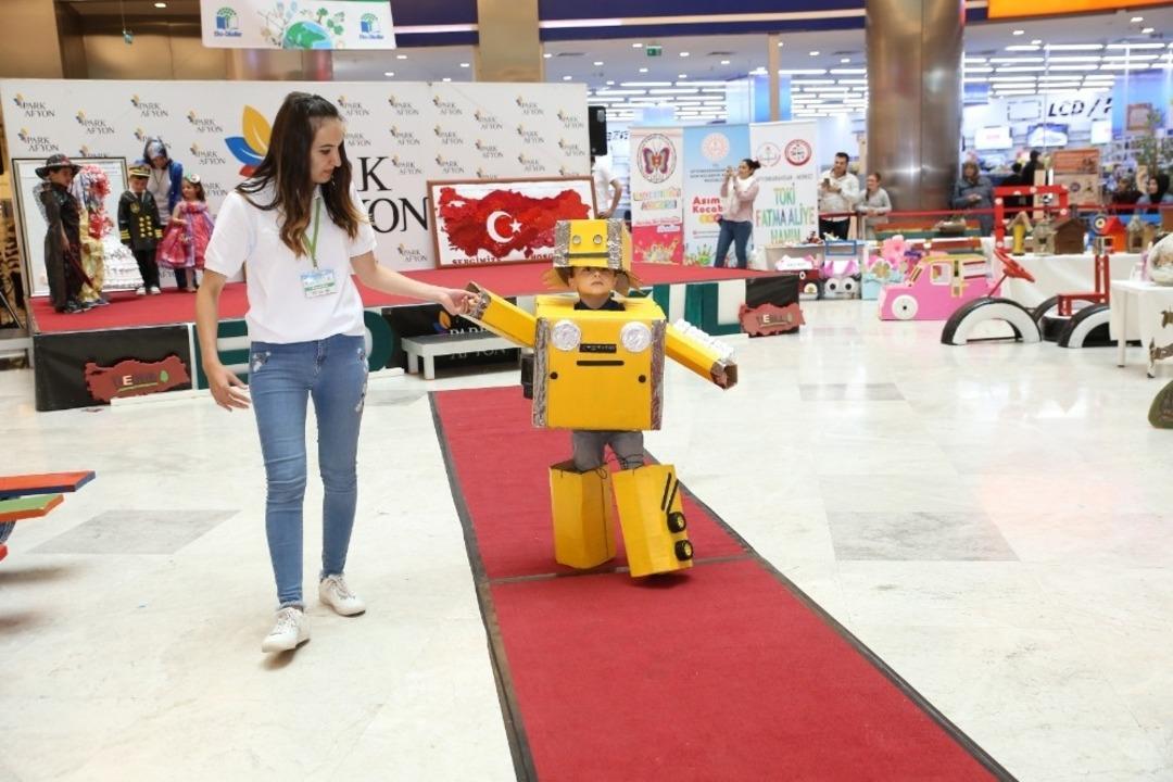 Anaokulu &ouml;ğrencilerinden &rsquo;geri d&ouml;n&uuml;ş&uuml;m&rsquo; defilesi