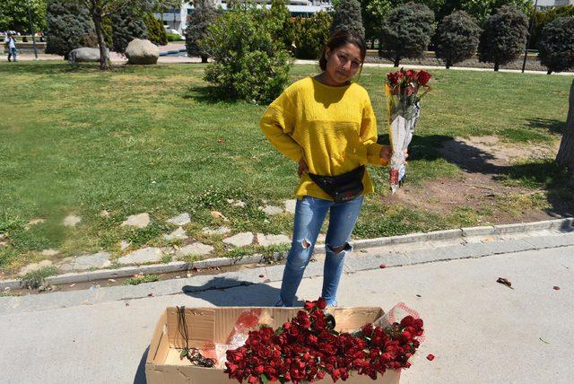 Anneler Günü'nde çiçek satan annelere evlatları destek verdi