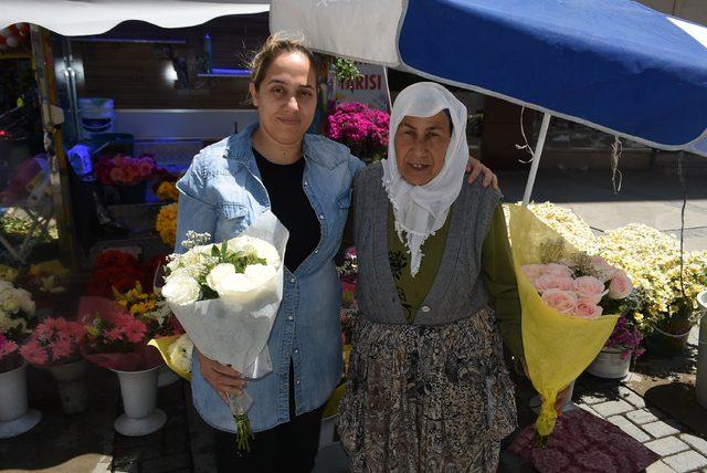 Anneler Günü'nde çiçek satan annelere evlatları destek verdi