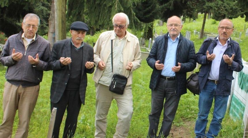 &Uuml;nl&uuml; şair mezarı başında anıldı