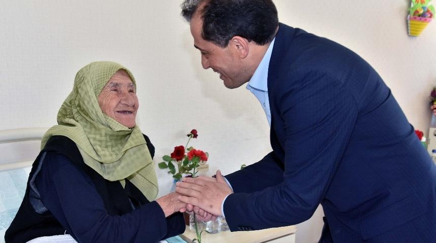 Güler, annelerin elini öpüp hayır duası aldı