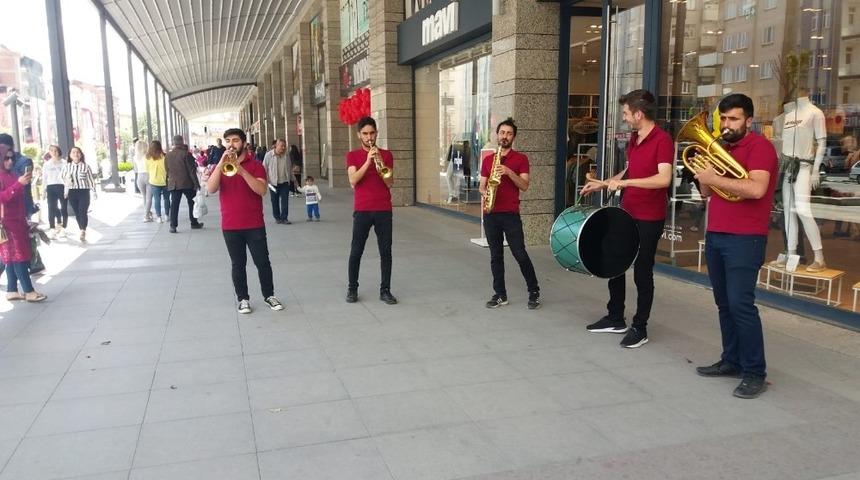 Doğa Caddede Anneler G&uuml;n&uuml; coşkusu