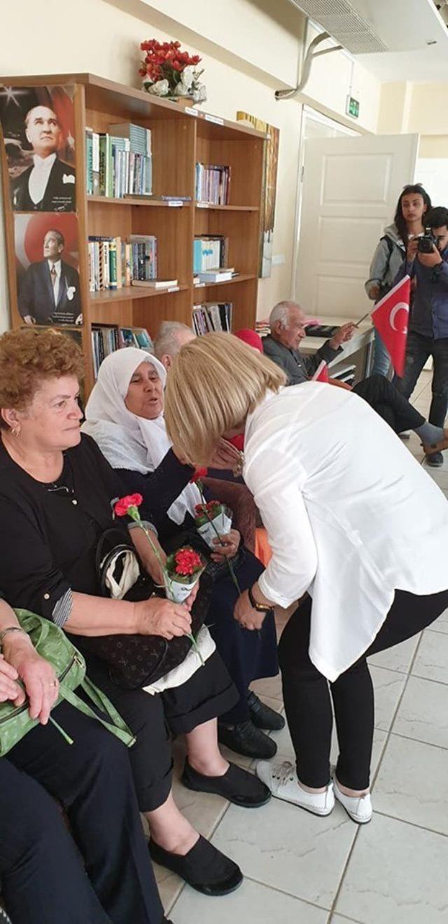 Didim’de engellilerden yaşlılara Anneler Günü ziyareti