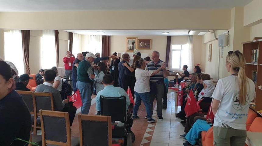 Didim&rsquo;de engellilerden yaşlılara Anneler G&uuml;n&uuml; ziyareti