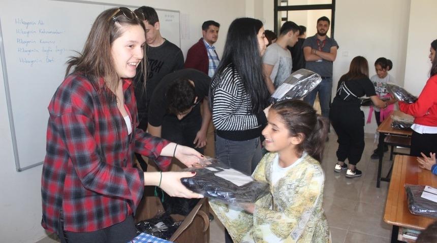 &Ouml;ğrenciler k&ouml;y okullarına kardeşlik elini uzattı