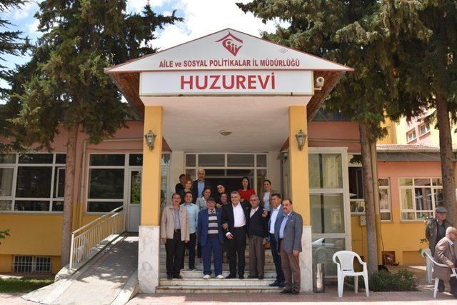 Sadıkoğlu’ndan huzurevi annelerine ziyaret