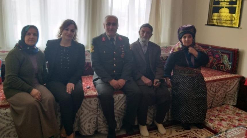 Jandarma ekipleri anneleri Anneler G&uuml;n&uuml;nde unutmadı