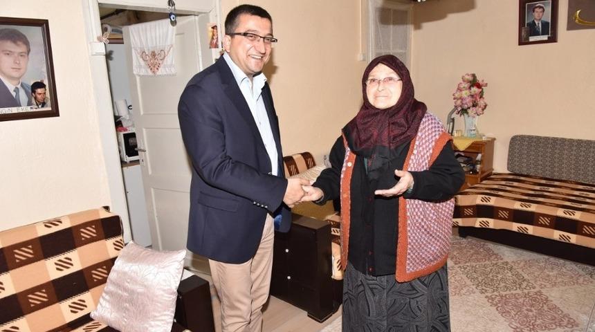 Başkan &Ouml;z, şehit annelerinin Anneler G&uuml;n&uuml;n&uuml; kutladı