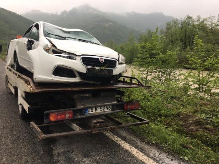 Otomobil dereye uçtu, sürücü aracın tavanında kurtarılmayı bekledi G1