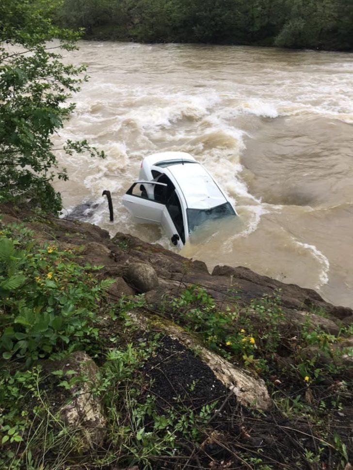 Otomobil dereye uçtu, sürücü aracın tavanında kurtarılmayı bekledi G2