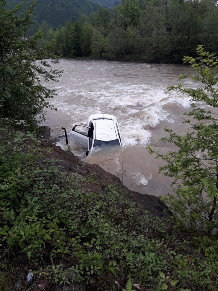 Otomobil dereye uçtu, sürücü aracın tavanında kurtarılmayı bekledi G3