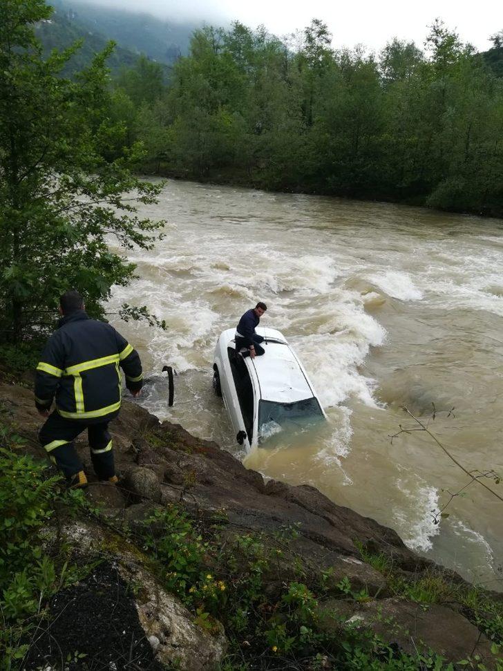 Otomobil dereye uçtu, sürücü aracın tavanında kurtarılmayı bekledi G4