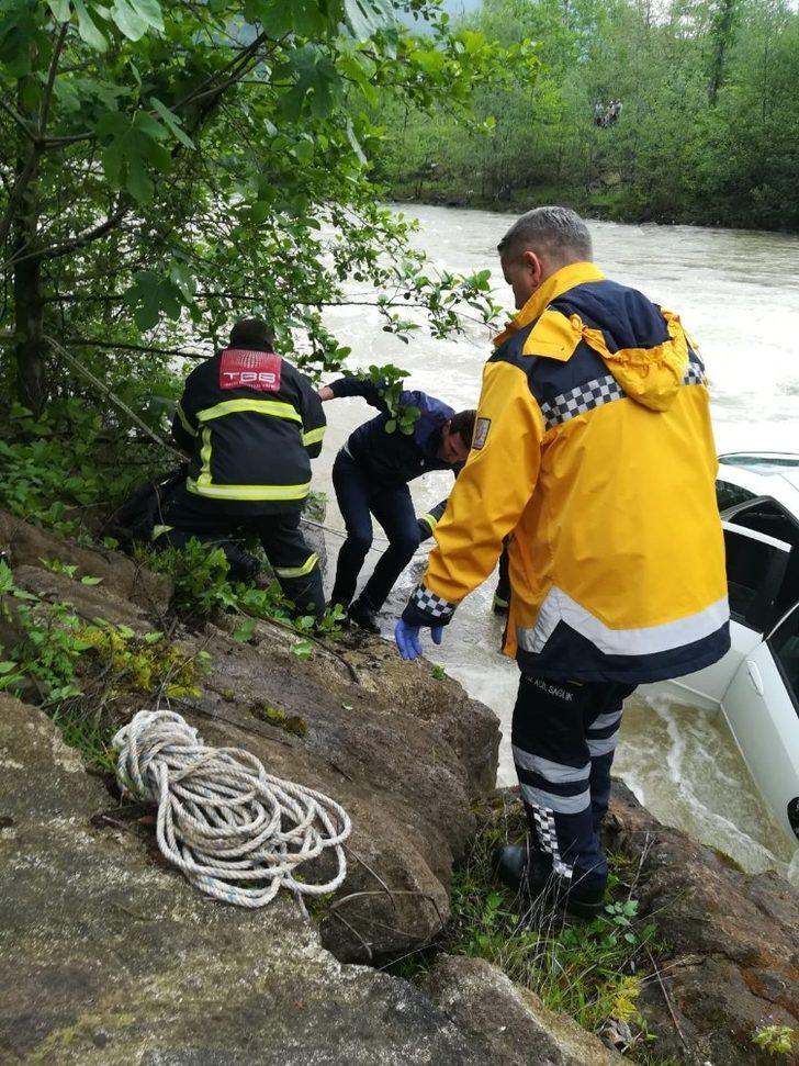 Otomobil dereye uçtu, sürücü aracın tavanında kurtarılmayı bekledi G5