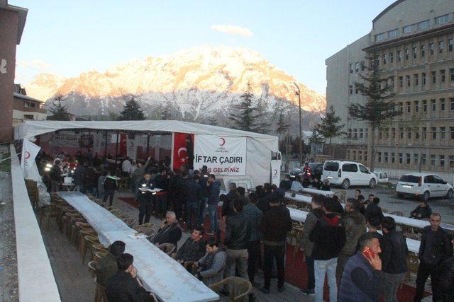 Vali Akbıyık’tan iftar çadırına ziyaret