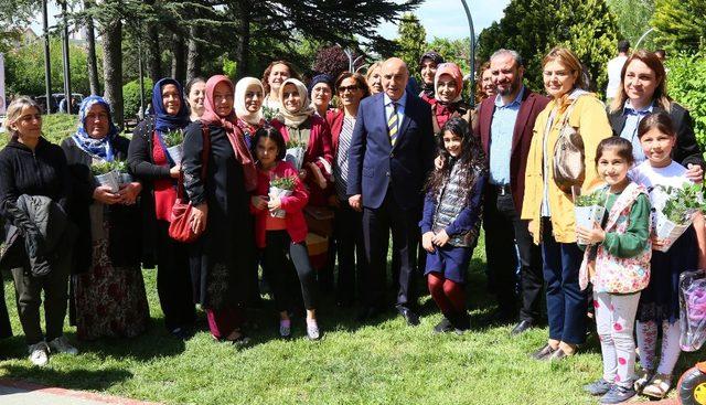 Keçiören Belediye Başkanı Altınok Anneler Günü’nde gül dağıttı