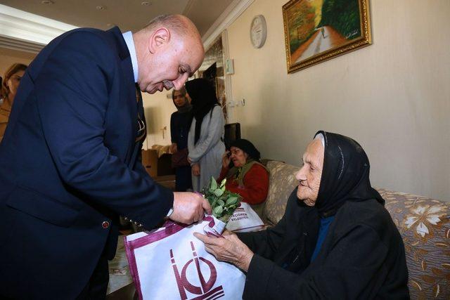 Keçiören Belediye Başkanı Altınok Anneler Günü’nde gül dağıttı