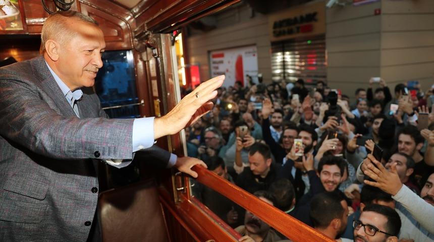 Cumhurbaşkanı Erdoğan'ın Taksim gezisi! Nostaljik tramvaydan halkı selamladı