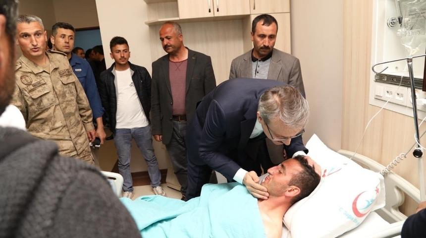 Vali Ekinci, yaralı askerleri ziyaret etti