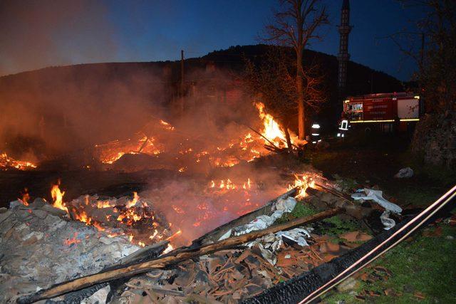Köyde çıkan yangında 8 ev, 1 ahır ve 1 ambar kül oldu - 2 - (YENİDEN)