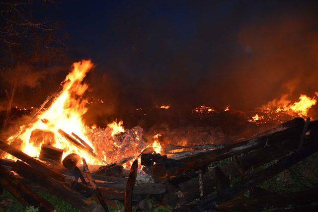 Köyde yangın paniği; 8 ev, 1 ahır ve 1 ambar yandı
