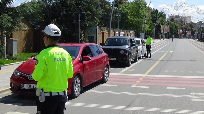 D&uuml;zce&rsquo;de trafik uygulamaları aralıksız s&uuml;r&uuml;yor
