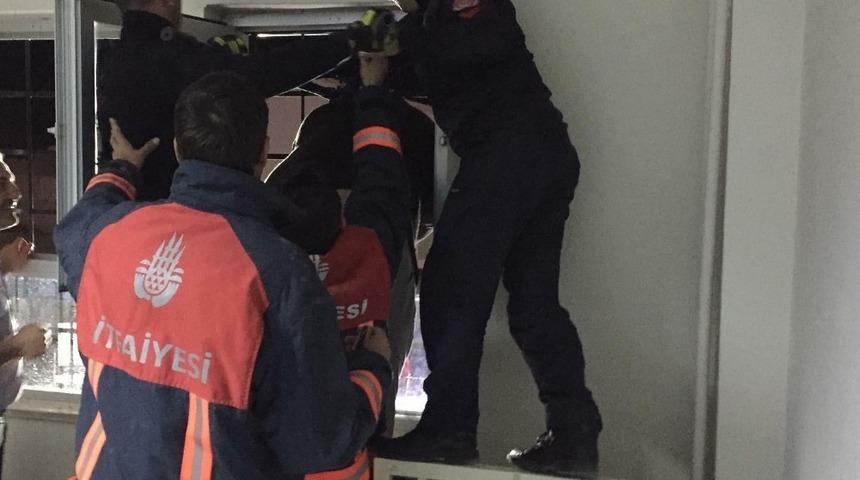 Başı demir korkuluklara sıkışan şahıs kurtarıldı