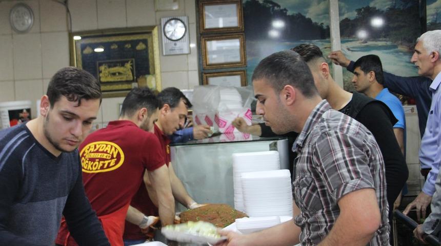 İftarda yiyebilmek için saatlerce kuyrukta bekliyorlar!