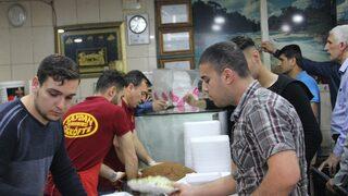 İftarda yiyebilmek için saatlerce kuyrukta bekliyorlar!