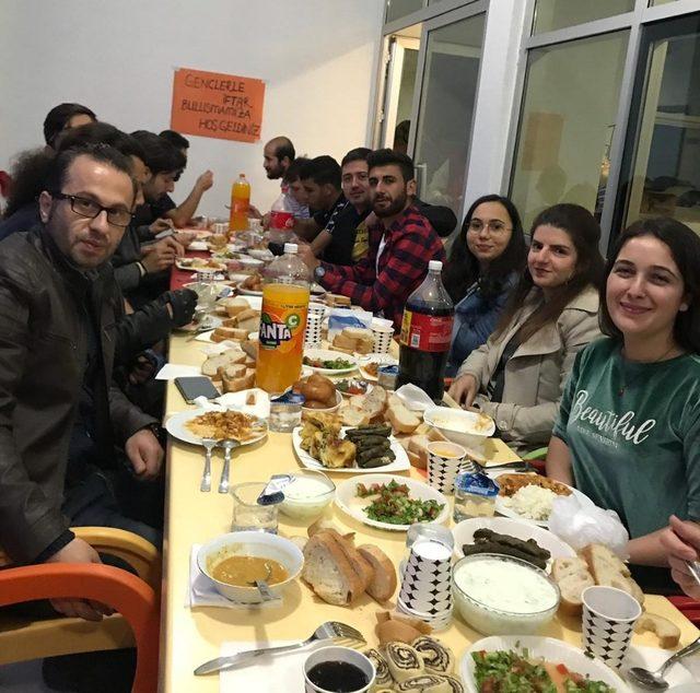 Gençler iftarda buluştu