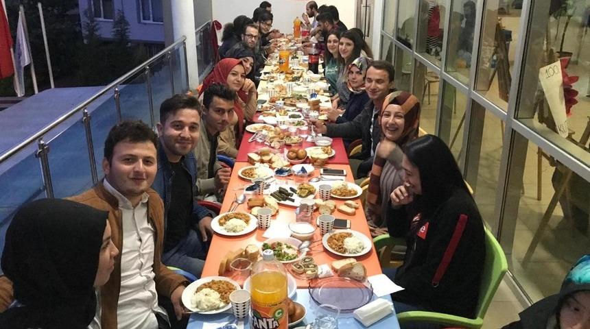 Gen&ccedil;ler iftarda buluştu